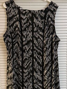 Roz & Ali Black and White Sleeveless Midi Dress with Abstract Stripes